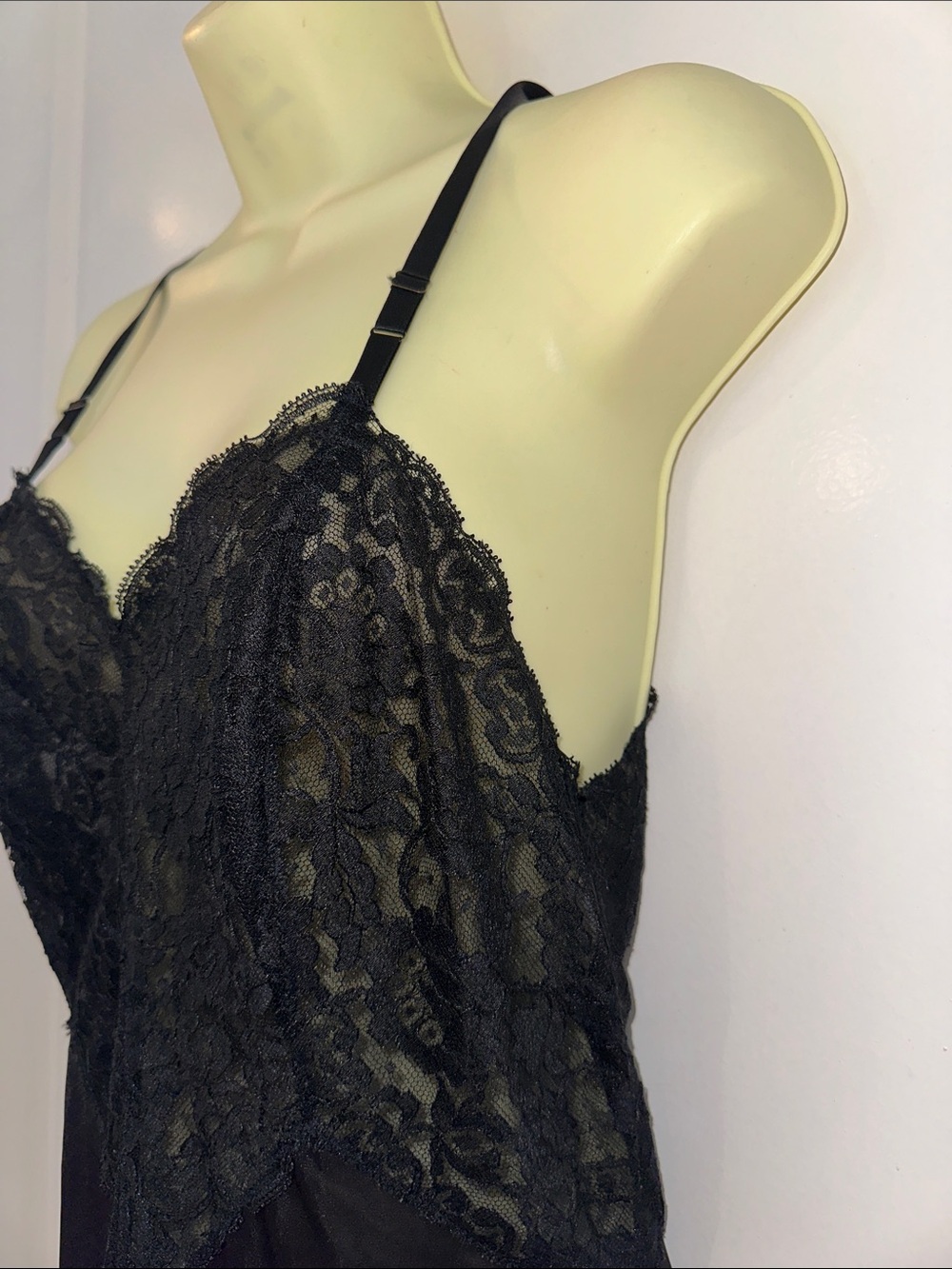 Vintage 60s Vanity Fair Black Nylon Full Slip with Lace Bodice‎ & Trim - Picture 4 of 7